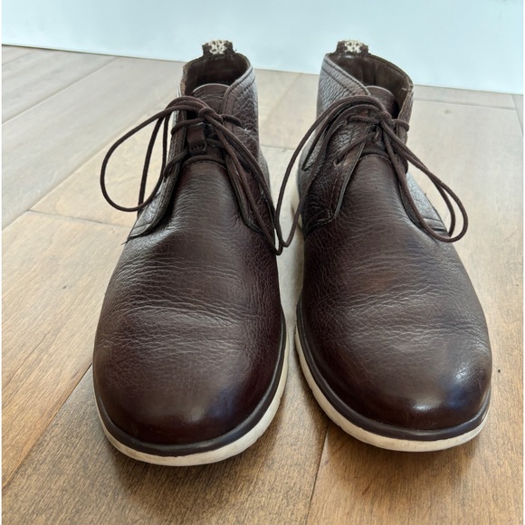 UGGS - Picture 2 of 9